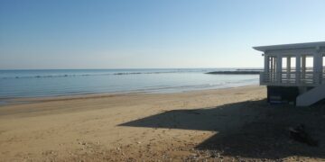 Il ripascimento salverà la stagione estiva, ma l’erosione continua a minacciare la spiaggia