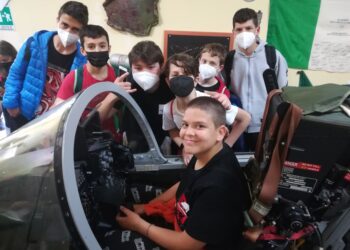 Gli studenti della 2ª B Paolucci con l’AAA in visita alla base di Amendola