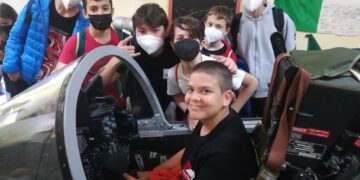 Gli studenti della 2ª B Paolucci con l’AAA in visita alla base di Amendola