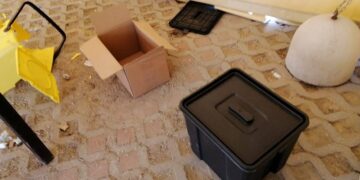 Vandali per la terza volta devastano il drive-in Covid, la Asl sospende il servizio