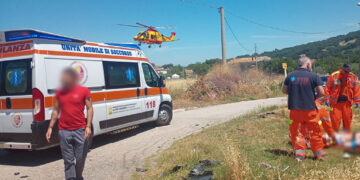 Incidente auto-moto, centauro soccorso in eliambulanza