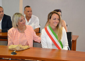 Emanuela De Nicolis indossa per la prima volta la fascia da sindaco, proclamati gli eletti