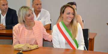 Emanuela De Nicolis indossa per la prima volta la fascia da sindaco, proclamati gli eletti