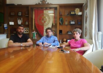 Menna irremovibile: «Furgoni dei panini da spostare, la piazza va liberata»