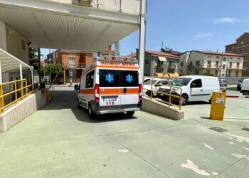 Ladri devastano l’ingresso della “Trattoria 21”. Il titolare: «Non c’erano soldi, danno da 2mila euro». FdI: «Problema sicurezza»