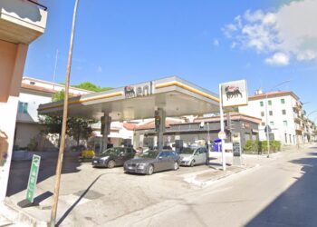 Ferma a fare benzina, viene rapinata dell’auto