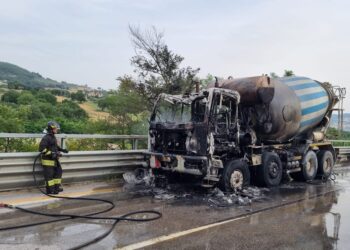 Mezzo pesante in fiamme, traffico bloccato sulla Trignina