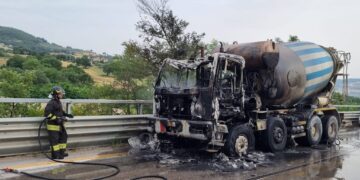 Mezzo pesante in fiamme, traffico bloccato sulla Trignina