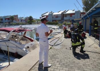 Fiamme e feriti a bordo di una barca: al porto turistico l’esercitazione antincendio