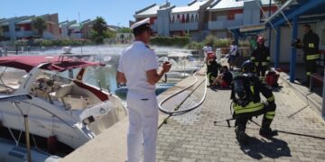 Fiamme e feriti a bordo di una barca: al porto turistico l’esercitazione antincendio