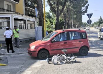 Investito bimbo nel passeggino, finisce in codice rosso in ospedale