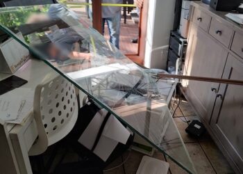 Ladri devastano l’ingresso della “Trattoria 21”. Il titolare: «Non c’erano soldi, danno da 2mila euro». FdI: «Problema sicurezza»