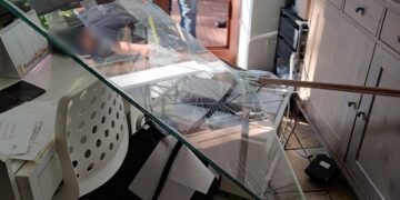 Ladri devastano l’ingresso della “Trattoria 21”. Il titolare: «Non c’erano soldi, danno da 2mila euro». FdI: «Problema sicurezza»