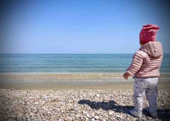 Il lungo inverno dei bambini: «Ché il sole torni a farci sorridere»