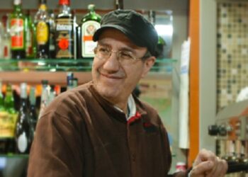 Un anno fa ci lasciava Aldo, il barista dall’ironia lieve. «Illumina le nostre vite con la tua saggezza»