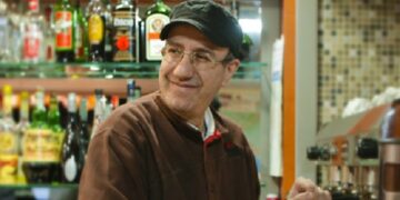 Un anno fa ci lasciava Aldo, il barista dall’ironia lieve. «Illumina le nostre vite con la tua saggezza»