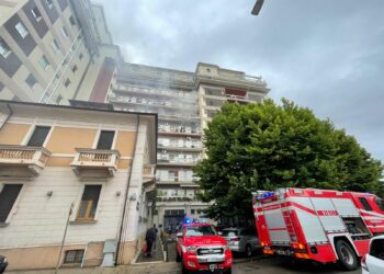 Allarme di fronte all’ospedale: frigo in corto circuito, rogo al quinto piano di un palazzo