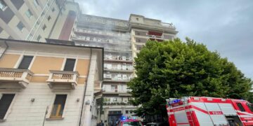 Allarme di fronte all’ospedale: frigo in corto circuito, rogo al quinto piano di un palazzo