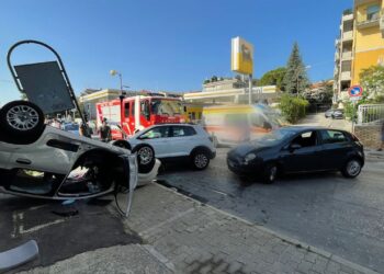 Scontro in corso Mazzini: tre auto coinvolte, una si ribalta e finisce fuori strada