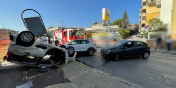Scontro in corso Mazzini: tre auto coinvolte, una si ribalta e finisce fuori strada