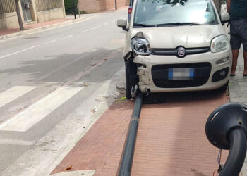 San Salvo, auto abbatte palo dell’illuminazione in corso Garibaldi