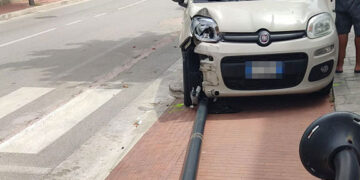San Salvo, auto abbatte palo dell’illuminazione in corso Garibaldi