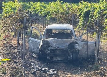 Frontale sulla sp154: 30enne messa in salvo, poi l’auto prende fuoco
