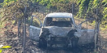 Frontale sulla sp154: 30enne messa in salvo, poi l’auto prende fuoco