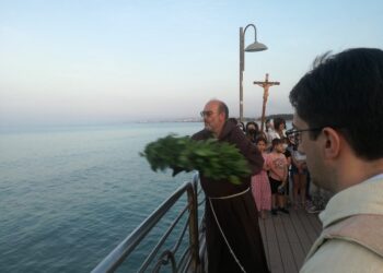 Statua della Vergine sul pontile e corona d’alloro in mare: il culto di Santa Maria di Stella Maris