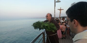 Statua della Vergine sul pontile e corona d’alloro in mare: il culto di Santa Maria di Stella Maris