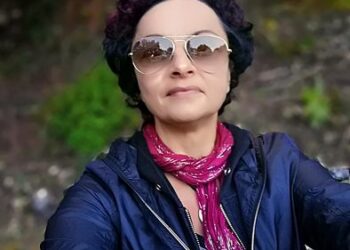 Non la vedono arrivare a lavoro e danno l’allarme, trovata morta in casa