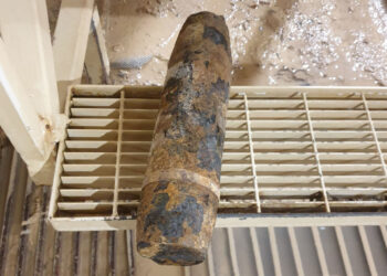 Ordigno nella sabbia per produrre mattonelle, attività produttiva sospesa alla Granito Forte