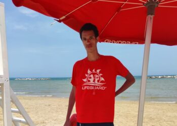 Dislivello del fondale, bagnino soccorre e porta a riva bagnante in difficoltà