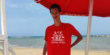 Dislivello del fondale, bagnino soccorre e porta a riva bagnante in difficoltà