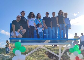 Roccaspinalveti, inaugurata la “Big Bench”: lo sguardo sul paesaggio dall’alto della panchina gigante