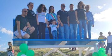 Roccaspinalveti, inaugurata la “Big Bench”: lo sguardo sul paesaggio dall’alto della panchina gigante