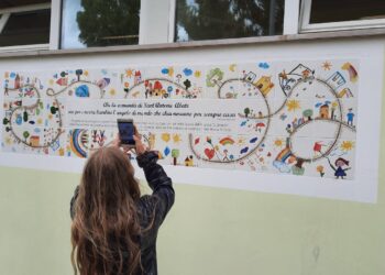 Riqualificazione urbana, inaugurato il pannello di ceramiche alla scuola Smerilli