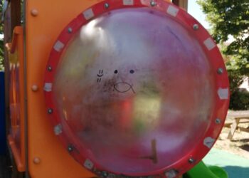 Parco inclusivo, a pochi giorni dalla pulizia, è di nuovo imbrattato