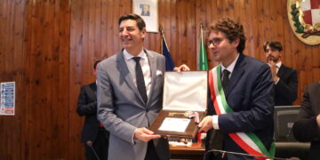 Il sindaco di Perth riceve le chiavi di Vasto: «Per i vastesi la luce della nostra città è sempre accesa»