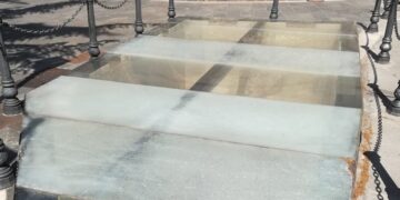 «Resti archeologici di piazza Rossetti, bellezza snobbata: teca rovinata e cartello illeggibile»