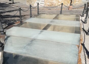 «Resti archeologici di piazza Rossetti, bellezza snobbata: teca rovinata e cartello illeggibile»