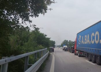 Mezzo pesante in fiamme, traffico bloccato sulla Trignina
