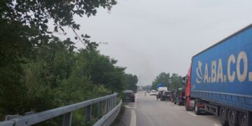Mezzo pesante in fiamme, traffico bloccato sulla Trignina