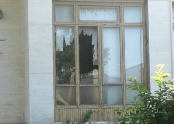 I vandali devastano ancora l’asilo abbandonato. Il ministero fissa la scadenza: affidamento lavori entro luglio 2023