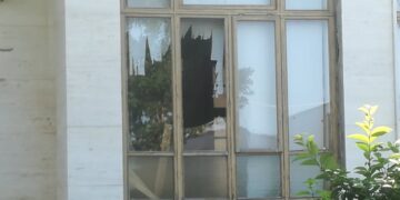 I vandali devastano ancora l’asilo abbandonato. Il ministero fissa la scadenza: affidamento lavori entro luglio 2023