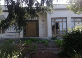 I vandali devastano ancora l’asilo abbandonato. Il ministero fissa la scadenza: affidamento lavori entro luglio 2023