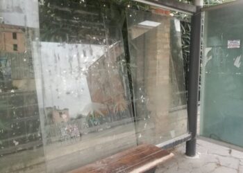 I vandali non si fermano: prese di mira ancora le fermate degli autobus