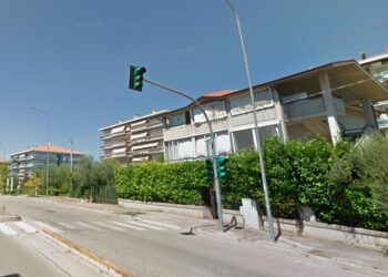 Investito mentre attraversa in via Tinari, 83enne in codice rosso