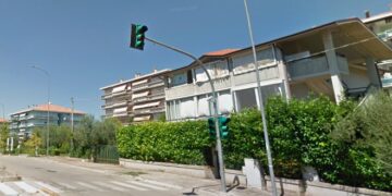 Investito mentre attraversa in via Tinari, 83enne in codice rosso