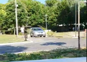 “Stranezze d’estate”: sansalvese lava l’auto nella villa comunale